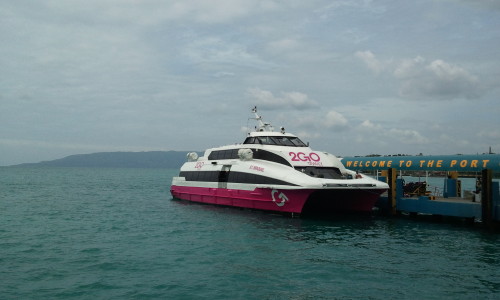 Filipíny, cesta lodí z ostrovu Bohol do města Cebu. Tam je totiž pobočka FedEx.