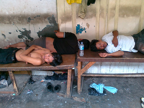 Jakarta spící chlapi