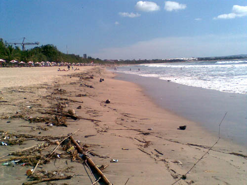 Bali - pláž v Kutě plná odpadků