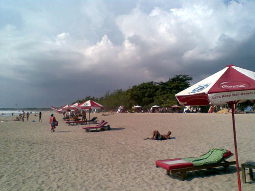 Bali - pláž v Kutě už má taky slunečníky s lehátky