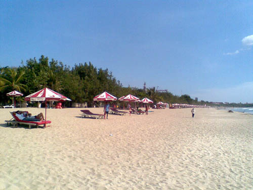Bali - pláž v Kutě už má taky slunečníky s lehátky
