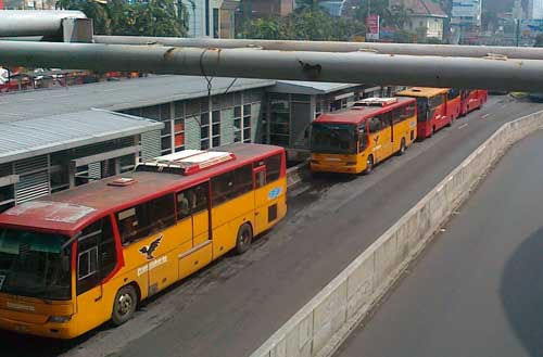 Autobusová zastávka v Jakartě