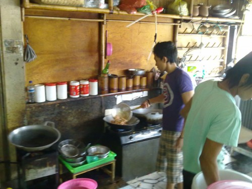 Kuchyňská stěna s patinou oleje