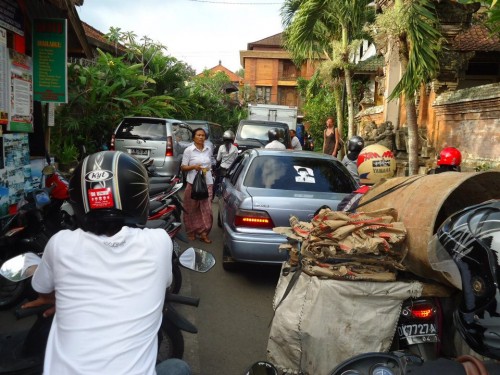 V ulicích města Ubud byly větší dopravní zácpy než obvykle. Podle místních přijede prezident.