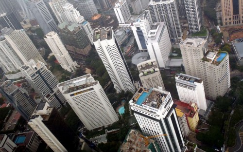 Výhled z Kuala Lumpur Tower. Vidíte ty bazény na střechách?