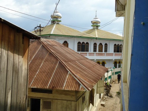 Mešita v Labuan Bajo. Mají v té vesnici asi čtyři. Při modlitbách se vzájemně překřikují z amplionů.