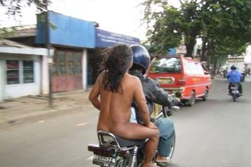 Nahatý muž na moto-taxíku. Zdroj: Linkis.com