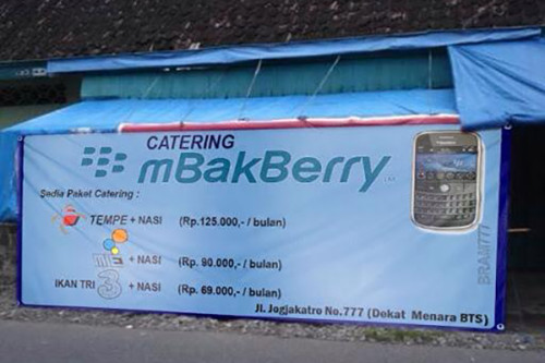 Restaurace mBakBerry. Odvozeno od značky mobilních telefonů BlackBerry, která je v Indonésii velmi populární. Zdroj: Kaskus.co.id