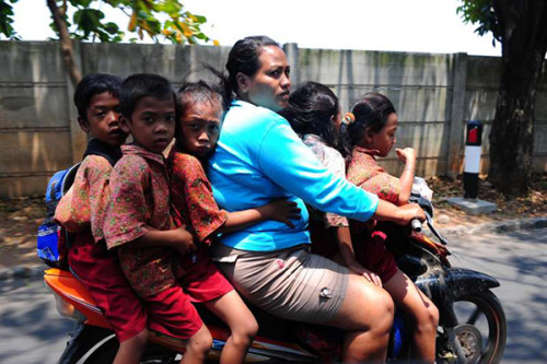 Šest lidí na motorce. Zdroj:  Zulkarnain / Xinhua