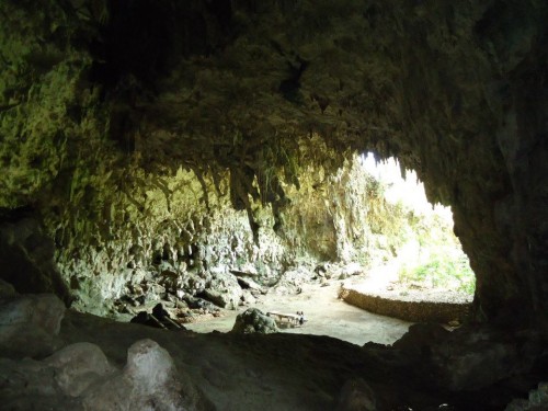 Jeskyně, kde našli kostru malého pračlověka. Mediálně je známý jako Floreský hobit. Teď tam už žádnej nebyl.