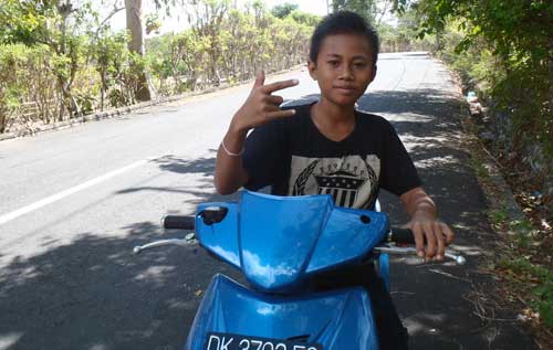 Na motorce jezdí na Bali i děti
