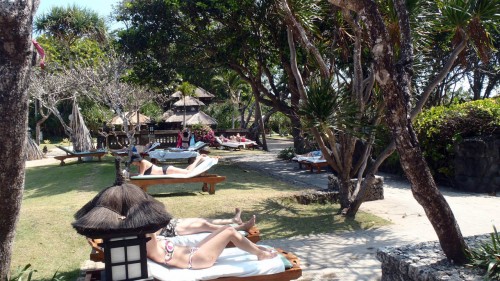 Opékající se topinky v tropické zahradě u luxusního hotelu v Sanuru