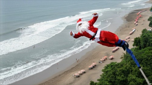 Santa skáče bungee nad Kuta beach