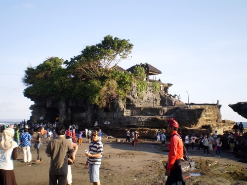 Stým sú spájané aj rôzne ceremoniály, tradície a pre turistov hlavne jedinečné chrámy. Tých je na Bali naozaj vela, veď vlastne každá balijská rodina musí mať svoje menšie sväté miesto k modleniu a vzdávaniu obetín bohom. V praxi platí, že čím je rodina bohatšia, tým je chrám väčší.
