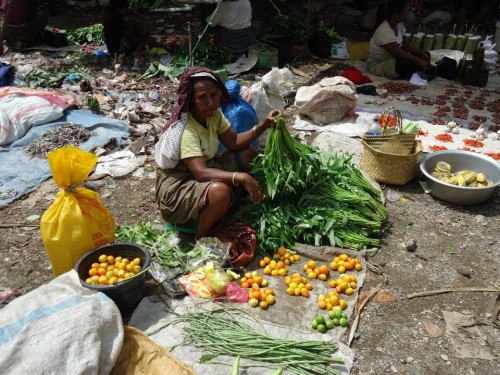 To není smetiště. To je trh ve vesnici Oelolok. Všechno, co leží na zemi, je na prodej.