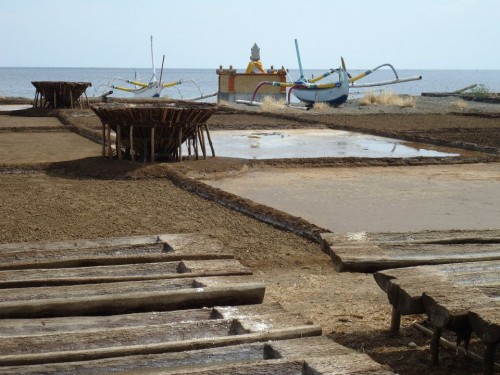 Amed, sever Bali. V těch vydlabaných dřevech se odpařuje mořská voda a místní tak získávají sůl, co prodávají u silnice. Nevděčná práce.