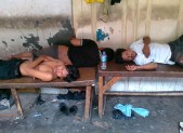 Jakarta spící chlapi