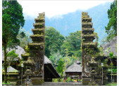 Na rozdiel od prepálených chrámov plných turistov sa radšej vydajte na chrám Batukaru!