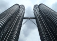 Petronas Towers zblízka. Celé z nerezu.
