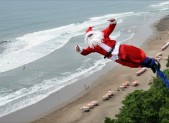 Santa skáče bungee nad Kuta beach